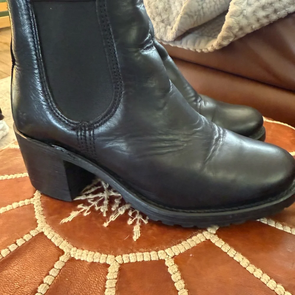 Frye Sabrina Chelsea Boots - Picture 6 of 6